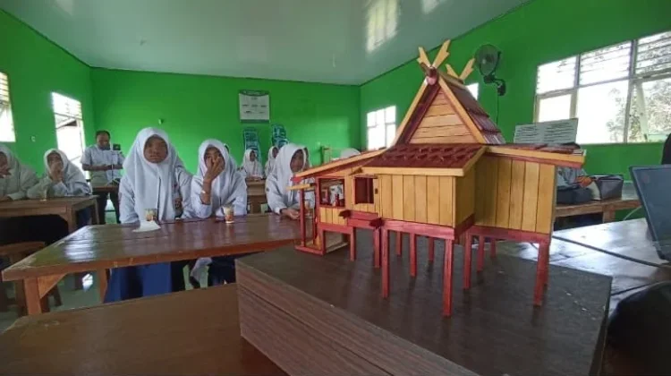 Seniman Masuk Sekolah Kenalkan Miniatur Rumah Adat Banjar