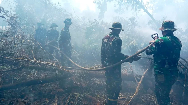 Pantang Mundur Satgas Lanud Sjamsuddin Noor Jinakkan Bara Karhutla Gambut
