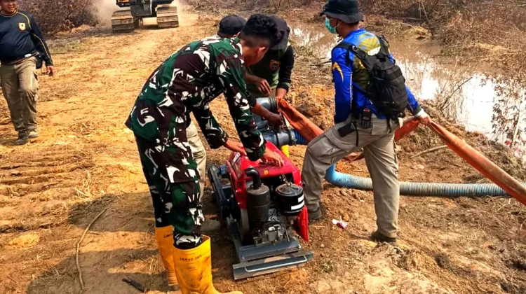 Personel Lanud Sjamsudin Noor Siaga 24 Jam Pastikan Sumber Air Tangani Karhutla