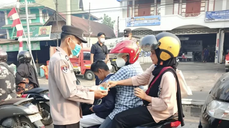 Antisipasi ISPA, Polsek Banjarmasin Tengah Bagikan Ratusan Masker Gratis