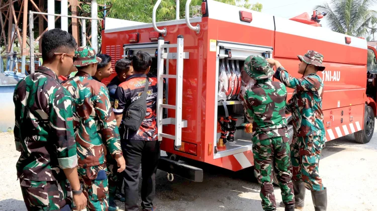 Personel Lanud Sjamsudin Noor Asah Kemampuan Operasikan Pemadam Kebakaran