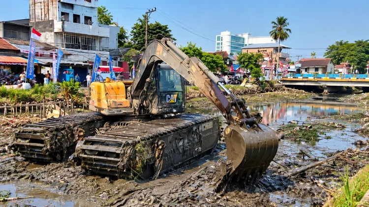 Setelah 20 Tahun, Sungai Pekapuran Kembali Dikeruk untuk Pengendalian Banjir