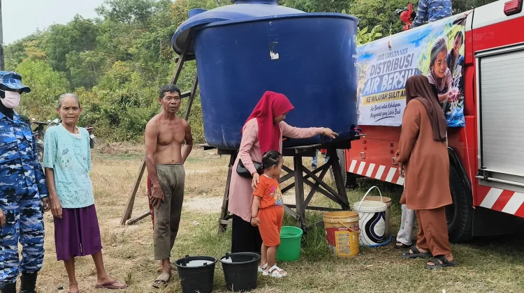 Sumur-sumur Mengering, Lanud Sjamsuddin Noor Sigap Bantu Air Bersih Warga