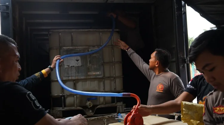 Polda Kalsel Kirim Seribu Liter Cairan Pemadam Karhutla ke Polda Kalteng