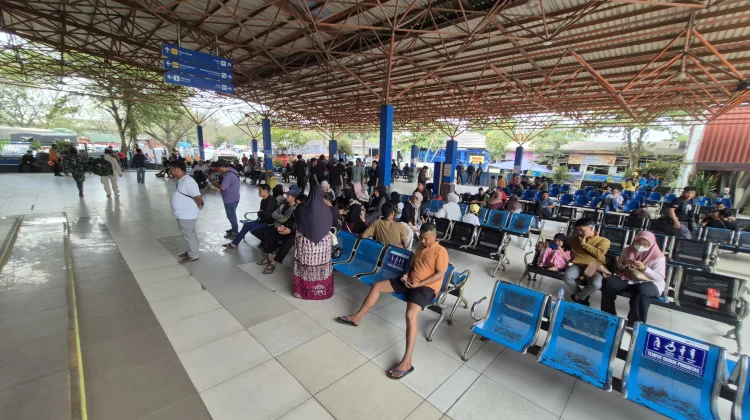 Keluarga Korban KM Virgo Transport 8 Menanti Kabar di Trisakti