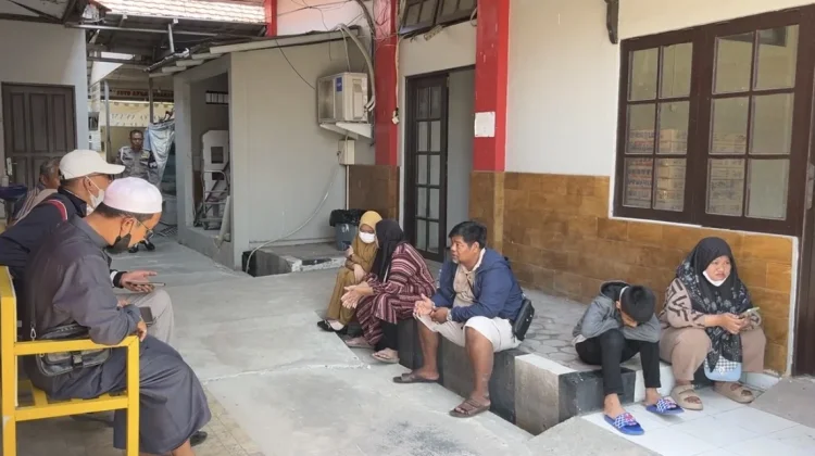 Keluarga Penumpang Virgo Transport 8 Menanti Kepastian di RS Bhayangkara