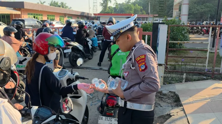 Polres Tabalong Berikan Pelayanan Humanis,Bagikan Air Mineral