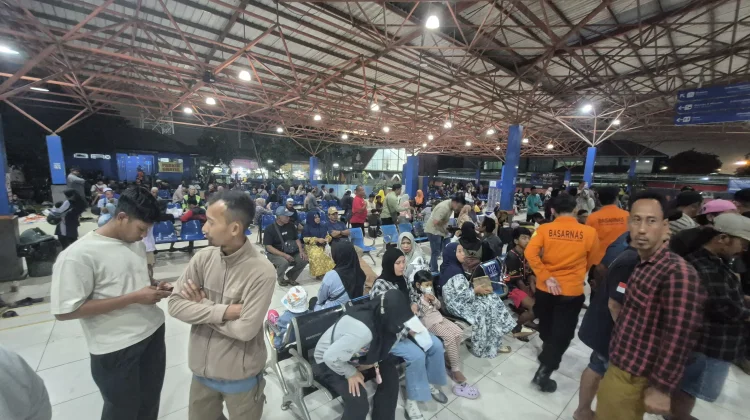 Keluarga Korban KM Virgo Masih Menunggu Kepastian di Pelabuhan Trisakti