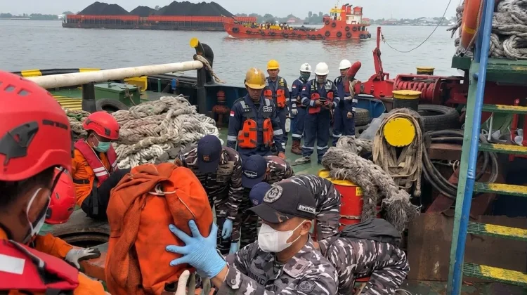 Hari Keempat, Tim SAR Evakuasi Life Raft dan Life Jacket dari KM Virgo Transport 8