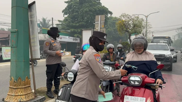Polres Tabalong Bagikan Masker kepada Pengguna Jalan