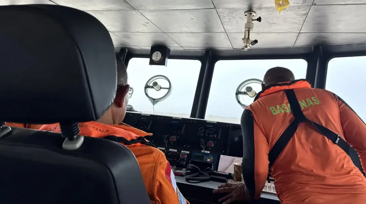 Cegah Kecelakaan, Tim SAR Pasang Rambu sementara di Lokasi Tenggelam KM Virgo