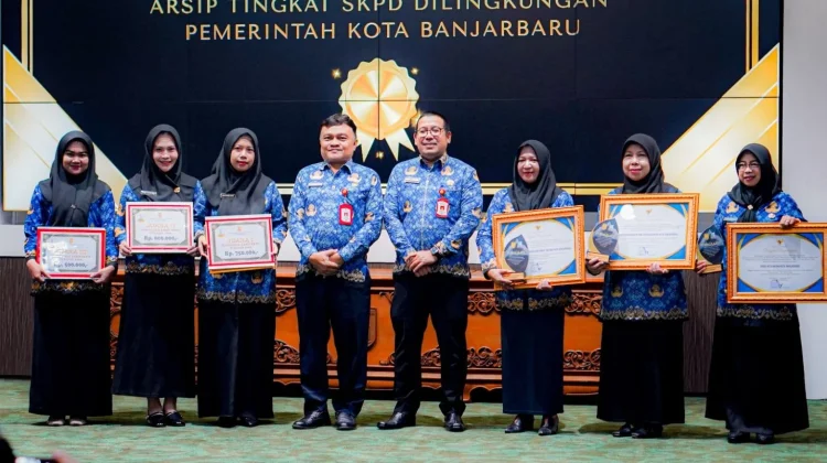 Penyerahan Hadiah Audit Kearsipan Internal dan Pengelola Arsip Banjarbaru 2026