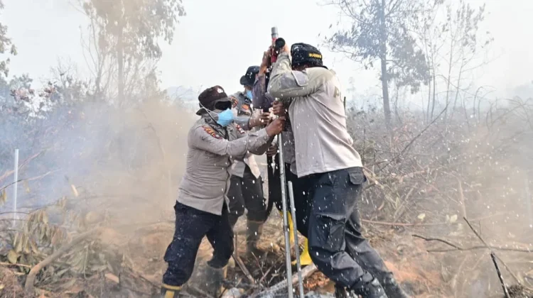 Cairan Surfaktan Skala Besar Disuntik ke Gambut Terbakar Guntung Damar
