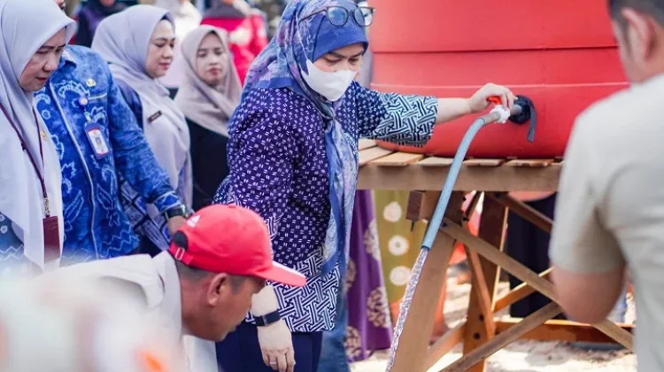 Bukan Sekadar Air Bersih, Wali Kota Lisa Bawa Bantuan Sembako untuk Warga Pumpung