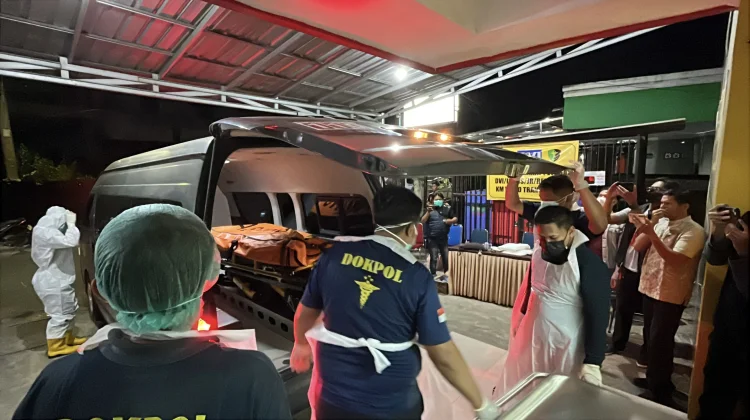 Tiga Jenazah Korban KM Virgo Tiba di RS Bhayangkara untuk Proses Identifikasi