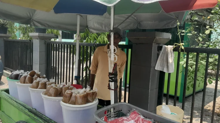 Pak Alus Penjual Aneka Ragam Bubur Khas Banjar