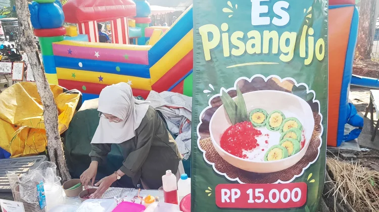 Es Pisang Ijo Fitri, Jajanan Segar di Siring Banjarmasin