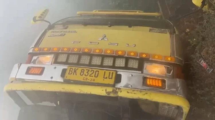 Truk Terguling akibat Hilang arah Dampak Kabut Asap