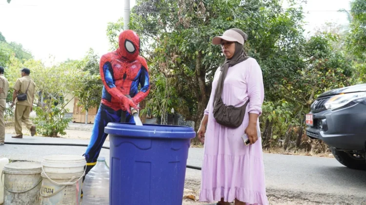 Spiderman Bantu Warga Terdampak Kekeringan, Siapa Dibalik Topengnya?