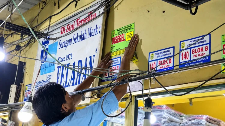 Tunggak Retribusi 2 Tahun, 50 Toko di Pasar Baru dan Niaga Timur Disegel!