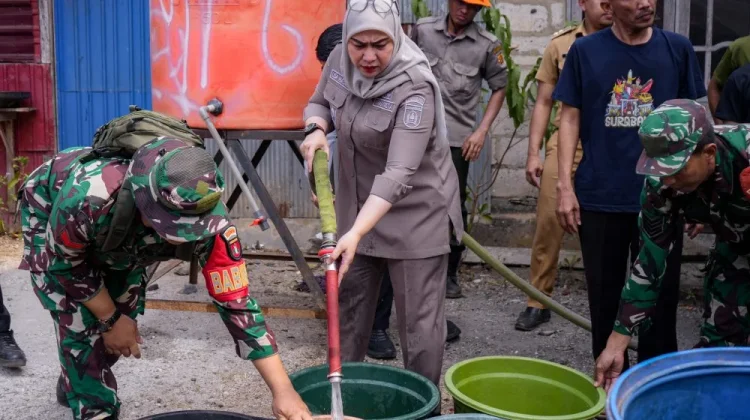 Wali Kota Banjarbaru Turun Langsung Salurkan Air Bersih ke Warga