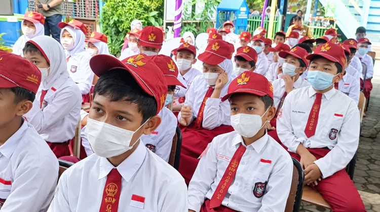 PTM Terbatas di tengah Kabut Asap, Orang Tua Biasakan Anak Kenakan Masker di Sekolah