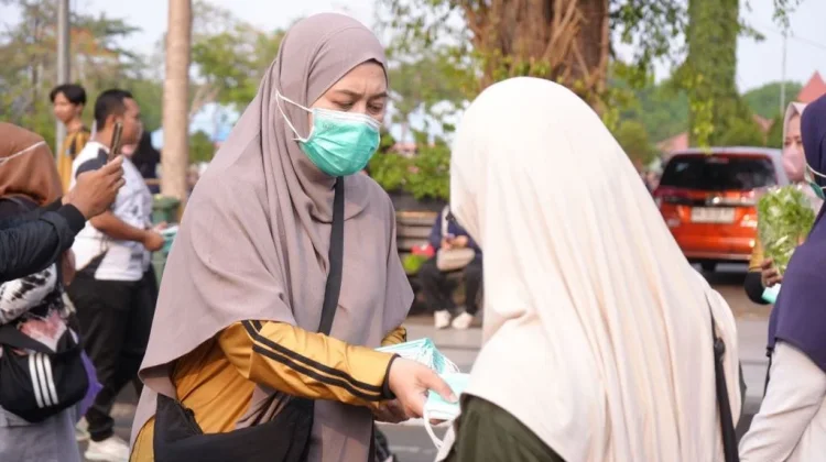 Redam Dampak Asap, PKK Banjarbaru Bagikan Masker Gratis