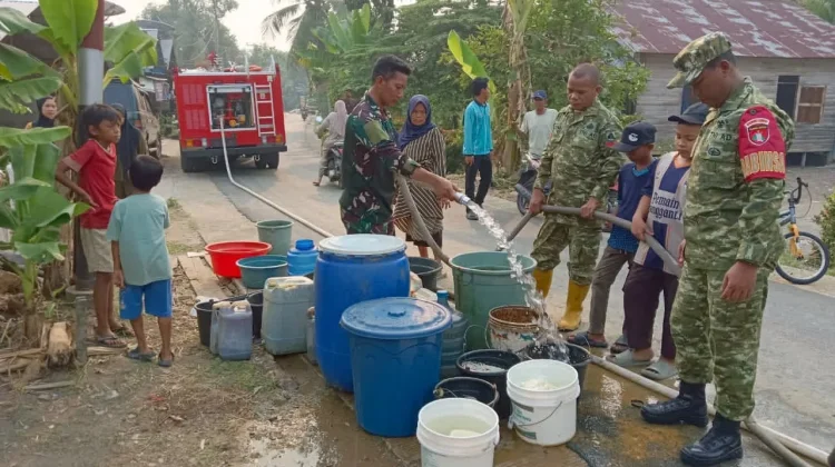 TNI Bagikan Air Bersih untuk Warga HSS