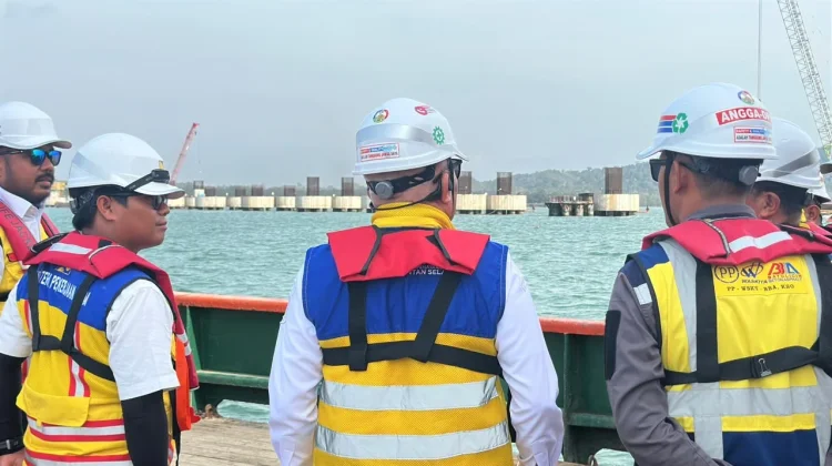 Gubenrur H. Muhidin Tinjau Proyek Jembatan Pulau Laut Senilai Rp7,95 Triliun