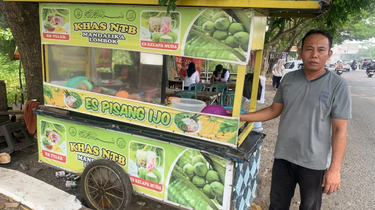 Es Pisang Ijo Khas NTB, Kuliner Segar di Banjarmasin