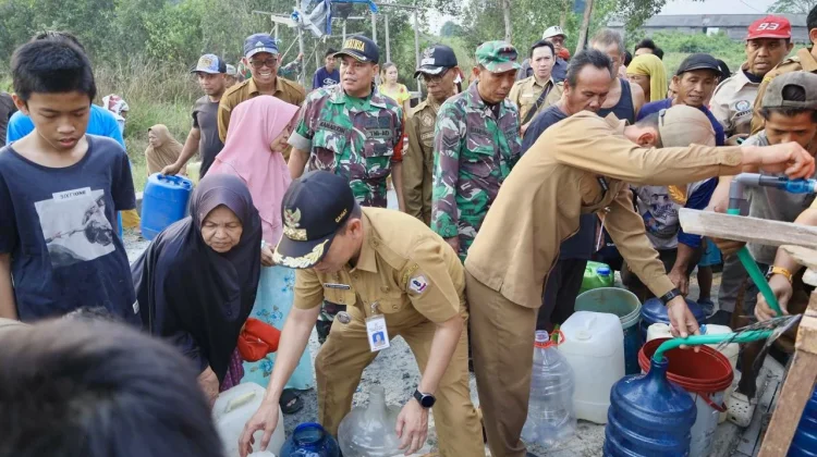 Pemkab Batola Salurkan 10 Ribu Liter Air Bersih ke Pulau Alalak