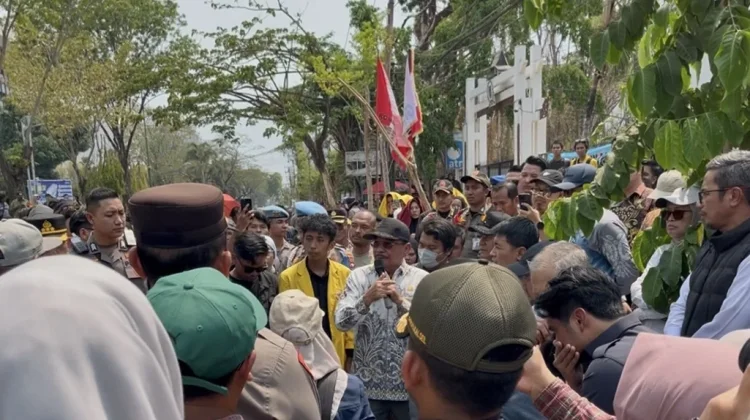 DPRD Kalsel Terima Aspirasi Massa Soal Karhutla dan BBM - RRI.co.id