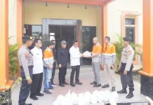 PT AGM Salurkan Paket Sembako Korban Pascabanjir