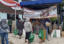 Antusias Warga Telawang Menyerbu Stand Sembako di Pasar Murah