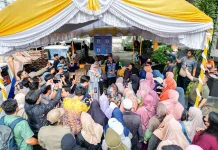 Warga Serbu Pasar Murah Bersubsidi, Lisa Turun Bagikan Bawang Gratis