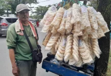 Penjual Kerupuk Keliling  Selama 25 Tahun