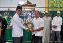 Safari Ramadan Balangan, Wabup Serahkan 50 Al-Qur’an di Juai
