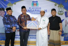 PAM Bandarmasiih Salurkan Bantuan dan Paket Sembako di Banyiur Luar