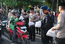 Polda Kalsel Bagikan 1000 Takjil Bukber Bersama Ojol