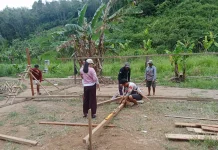 Pokdarwis Desa Ajung Bangun Kembali Basecamp Hauk Pasca Banjir