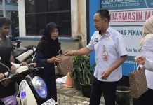 Dari Pegawai untuk Warga, Bagi Ratusan Takjil tanpa Bikin Macet