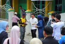 Sekda Banjarmasin Turun ke Jalan, Ratusan Takjil Dibagi di MT Haryono