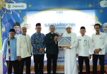 Serambi Surau PAM Bandarmasih Sasar Sungai Lulut, Bagikan 50 Paket Sembako dan Uang