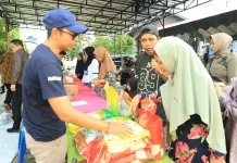 Ratusan Warga Serbu Pasar Murah Bersubsidi di Pulau Tambak