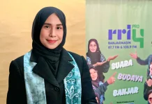 Desainer Mahdalena Syahdan Bawa Sasirangan ke Panggung Dunia