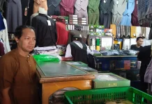 Toko Arrasyid Puluhan Tahun Tetap Ramai Pembeli