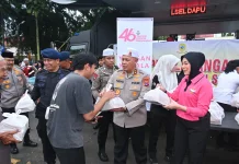 Polda Kalsel dan Bhayangkari Bagikan 1200 Paket Takjil