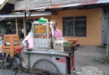 Pasang Surut Berdagang, Cerita Joko Penjual Pentol