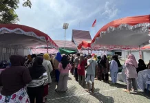 Warga Serbu Paket Sembako di Pasar Murah BCSR