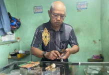 Menghidupkan Kembali Waktu, Kisah Tukang Servis Jam di Pasar Baru